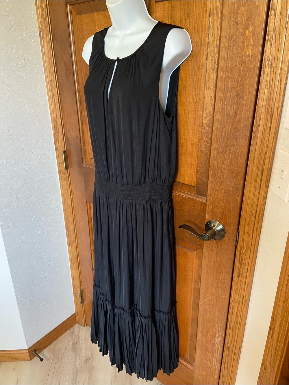 Evereve Sleeveless Black Flowy Dress Button Peep hole Size Large - Picture 6 of 12